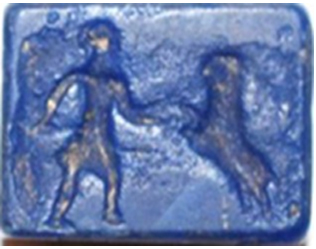 ლურჯი მინის ათწახნაგა, დიდ, ქვედა სწორკუთხა წახნაგზე გამოსახულია მონადირიდსა და ლომის ბრძოლა